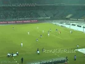 足球搞笑GIF（30）：女足*力暴**起来，比男足可怕多了