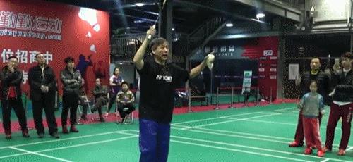 羽毛球杀球过程中挥拍是放松的吗,羽毛球如何挥拍不伤手腕与肘关节