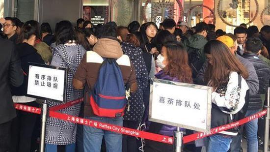 入口几分钟排队三小时网红店铺生意这么火其实全靠托儿?