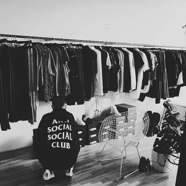 5分钟赚100万美金的潮流单位，幕后主脑竟然是一个不受欢迎的怪人？