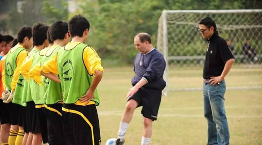 西班牙教练教中国球员,中国青少年足球俱乐部西班牙教练