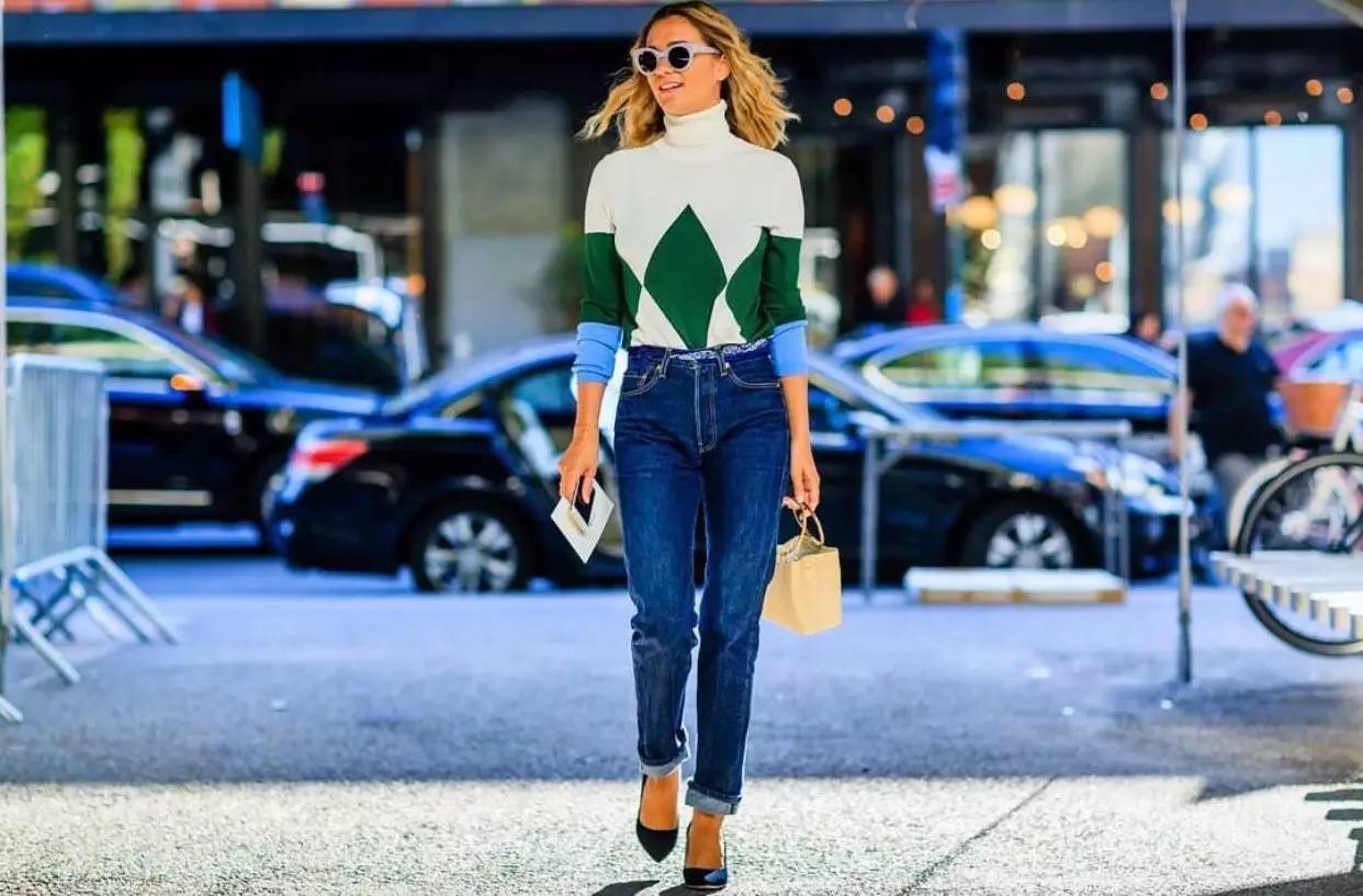 最近杨幂在机场现身变化让人惊讶,杨幂把机场当个人t台秀