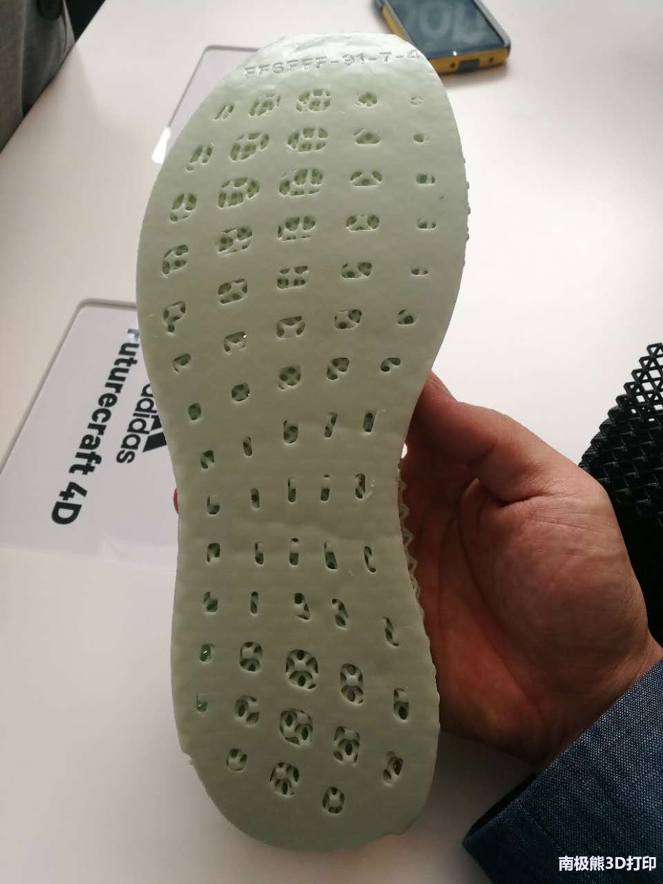 carbon3d阿迪达斯,3d打印鞋底阿迪达斯