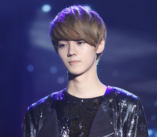 鹿晗舞台勋章,鹿晗在春晚上唱勋章