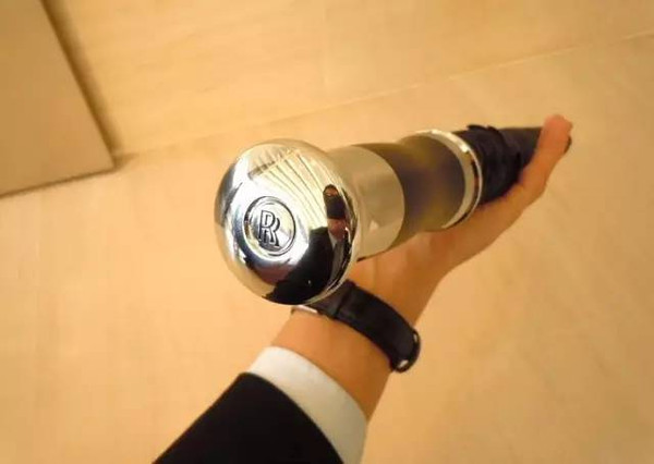 劳斯莱斯10万的伞,劳斯莱斯的专属雨伞有什么区别