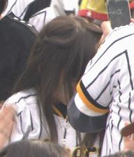 妹子被小龙虾夹,妹子被螃蟹夹了