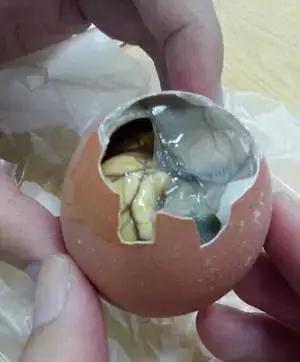 活老鼠、可爱兔兔、牛粪……这些你敢吃吗？有人视它为美食！