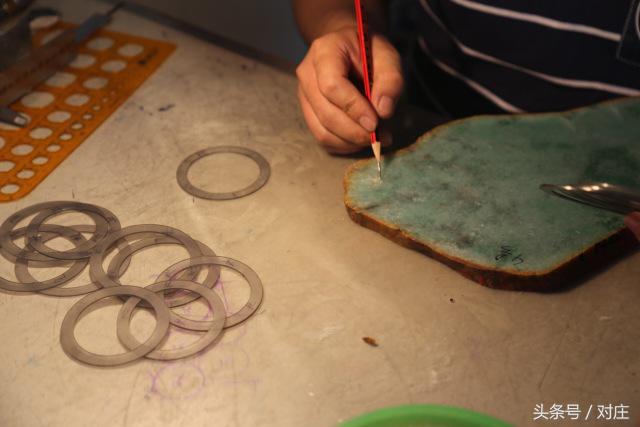 缅甸玉手镯63圈口,缅甸翡翠原石公盘竞价视频