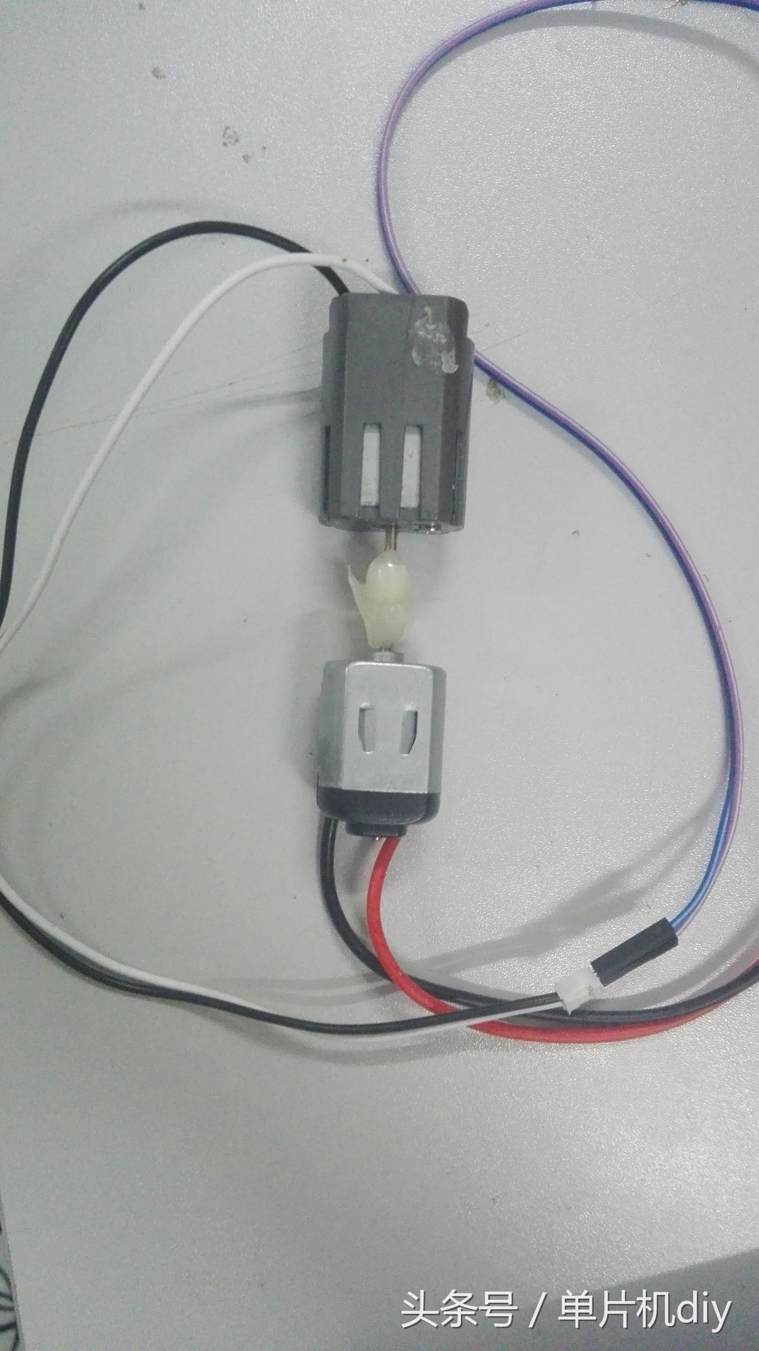 玩具电机马达能承受多大电压,玩具车上的小电机可以做什么