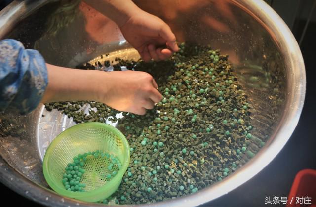 缅甸玉手镯63圈口,缅甸翡翠原石公盘竞价视频