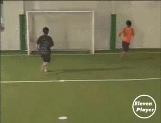 足球过人技巧一百八十度,足球经典过人技巧教学