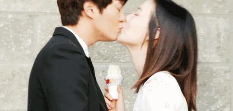 各种各样的冰淇淋怎么吃,吃冰淇淋的样子