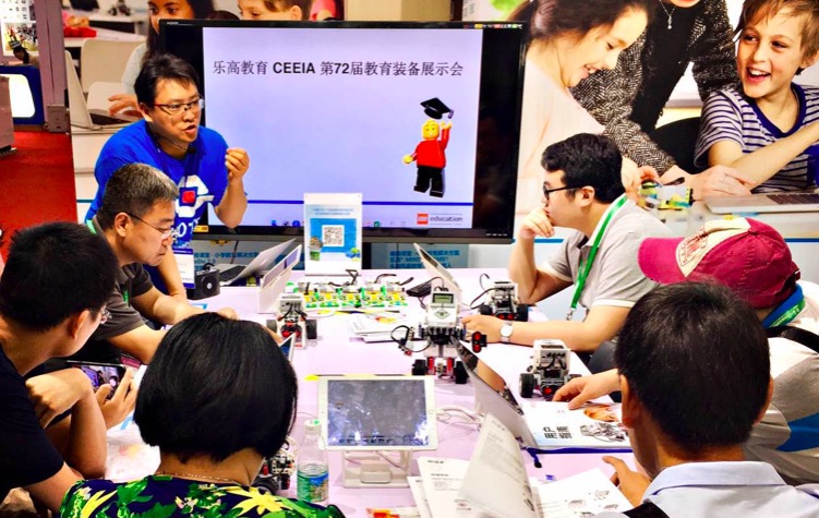 乐高机器人编程幼儿课程,可编程智能机器人教程课堂