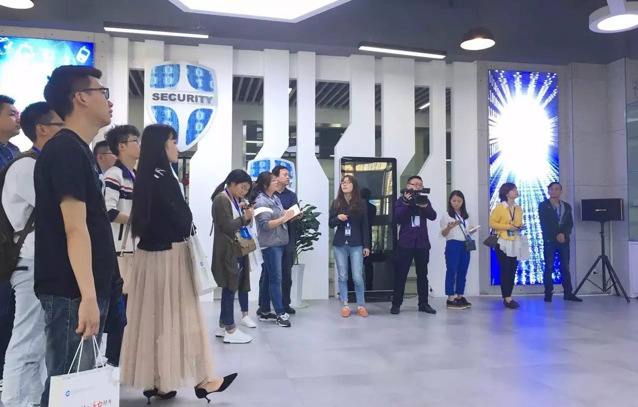 草根大V亲密接触大数据：左手尖端科技，右手民生热望！