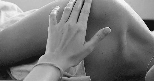 耳鬓厮磨的最佳解释,耳鬓厮磨是什么感觉