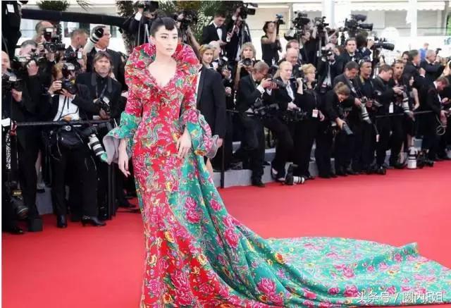 穿*旗国**,扮鸡精,没有范冰冰镇场的戛纳红毯今年来了多少妖魔鬼怪