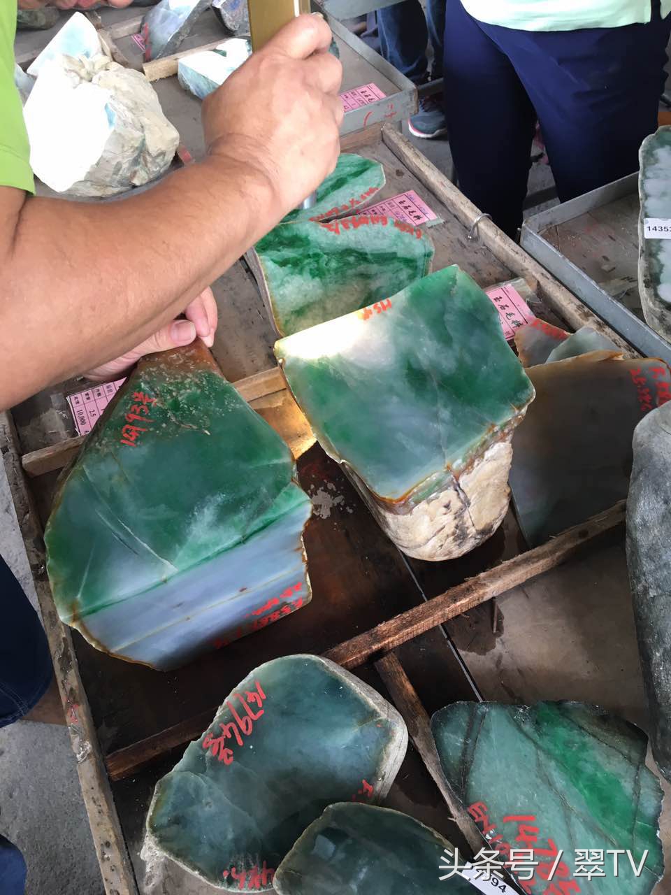 平洲公盘翡翠最新信息,平洲翡翠毛料公盘视频