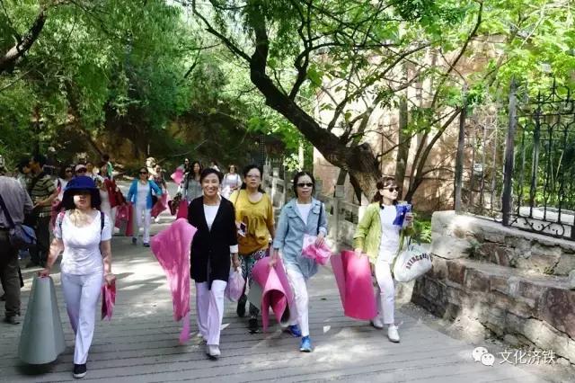 “健康济铁·瑜你同行”室外瑜伽暨摄影采风在袁洪峪举行