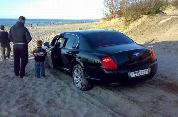 300多万宾利能跑过r8吗,宾利300万