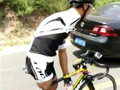 别以为站那么远就射不着你,真是浪费一桶酒