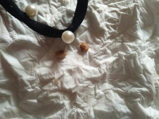 怎样才能挖到这么大块耳屎?恶心!但看着好爽啊!