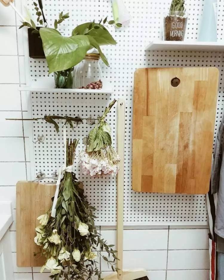 她改了两扇门，将家装成网图中的模样