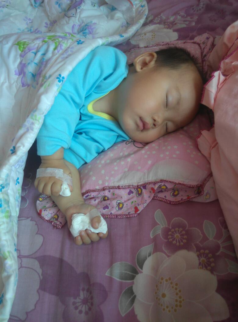 宝宝拇指内扣，可以这三种方法来纠正！