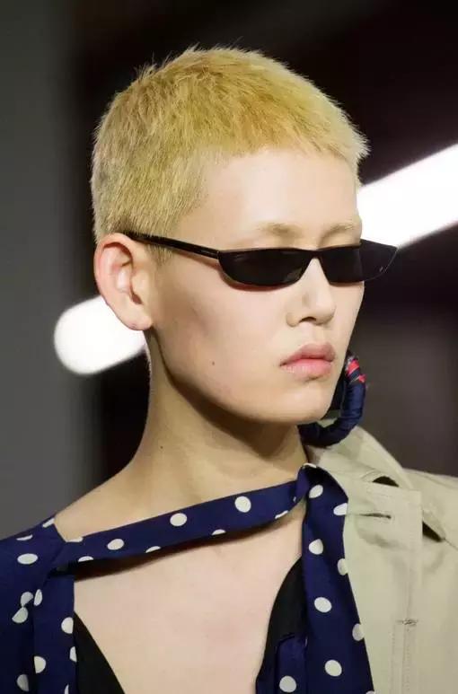 女明星把它宠上了天，一年四季走哪儿带它！