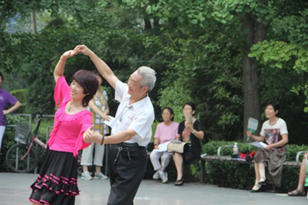 公公背着儿媳重操旧业，意外成为小区大妈们心中男神