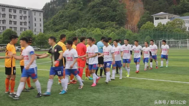 绿茵场上青春飞扬原唱,警队健儿展雄风