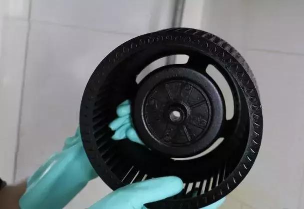 油烟机不管有多脏一个口罩就搞定,油烟机太脏了用什么清理比较干净