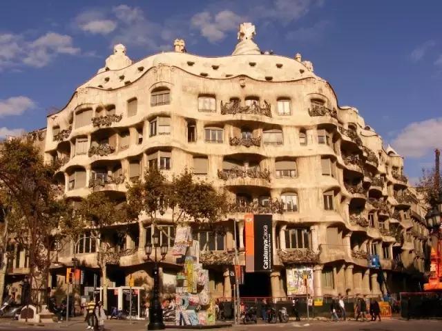 西班牙高迪个人介绍,疯狂的高迪成就了巴塞罗那的传奇