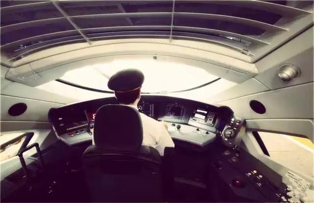 学车可以在教练场自己增加辅助点,学车跟开跑车似的