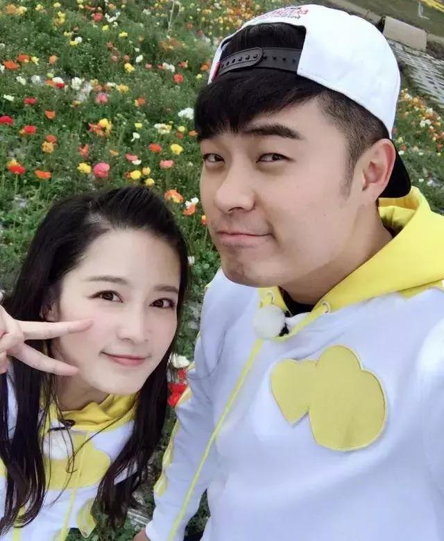 跑男团合影,超哥凭黑袜吸睛,但热巴却凭一小动作圈粉