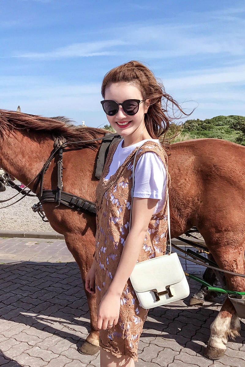 女士秋天连衣裙30-40岁,秋天必买的4款连衣裙时髦又好看