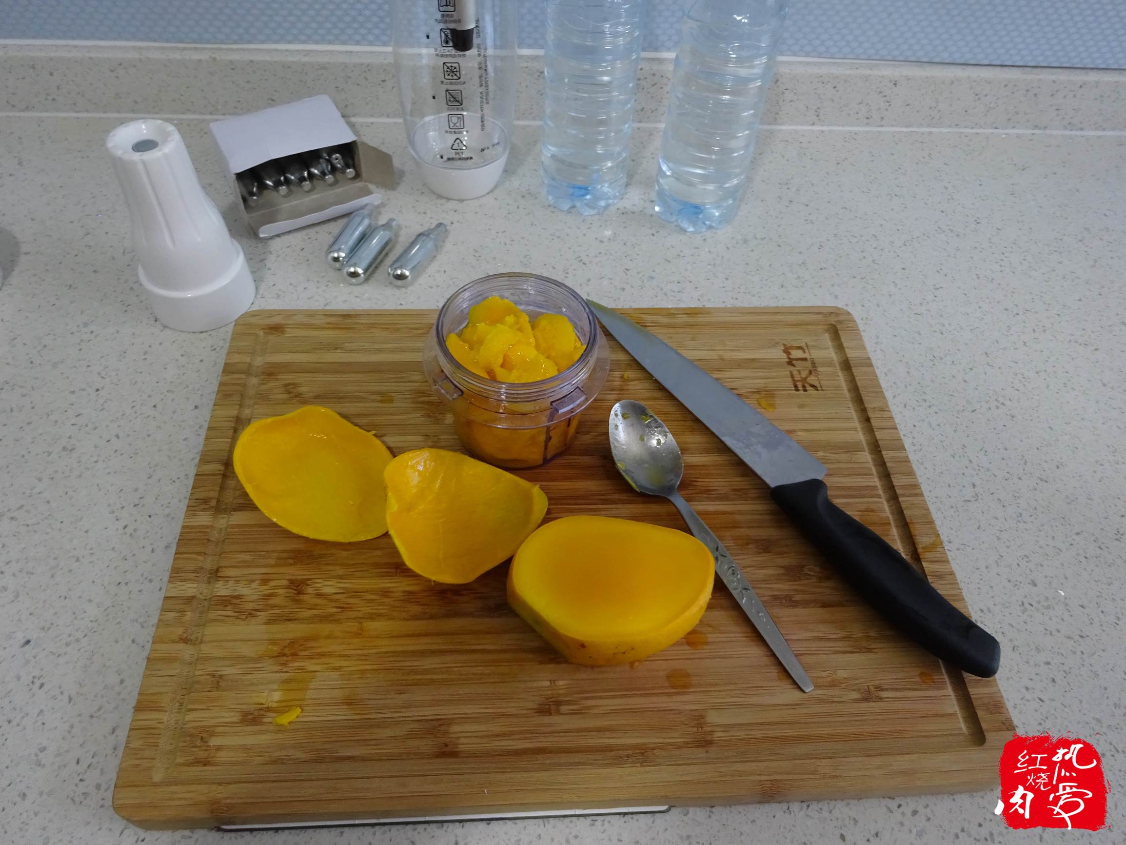 一个芒果两瓶水，就能做出比北冰洋汽水还要好喝的冰爽气泡水来！