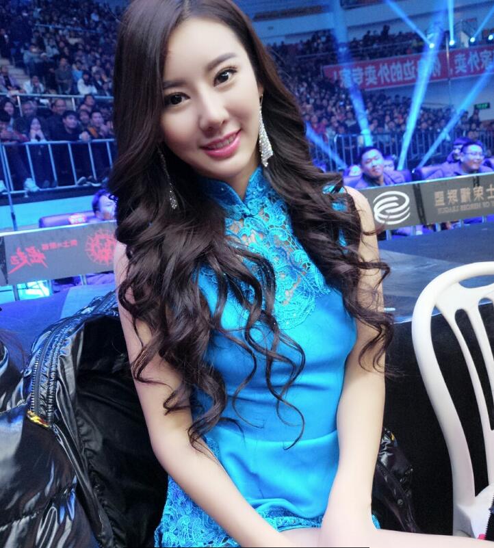 从车展不看车说起，中国搏击需打造知名度不逊白百何的举牌女郎！