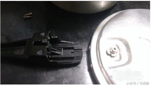 高压锅手柄处漏气维修视频,高压锅气阀顶不上去怎么回事