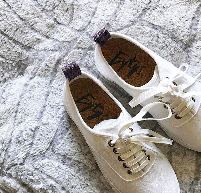 李维斯帆布鞋好还是匡威帆布鞋好,耐克帆布鞋和匡威帆布鞋哪个好穿