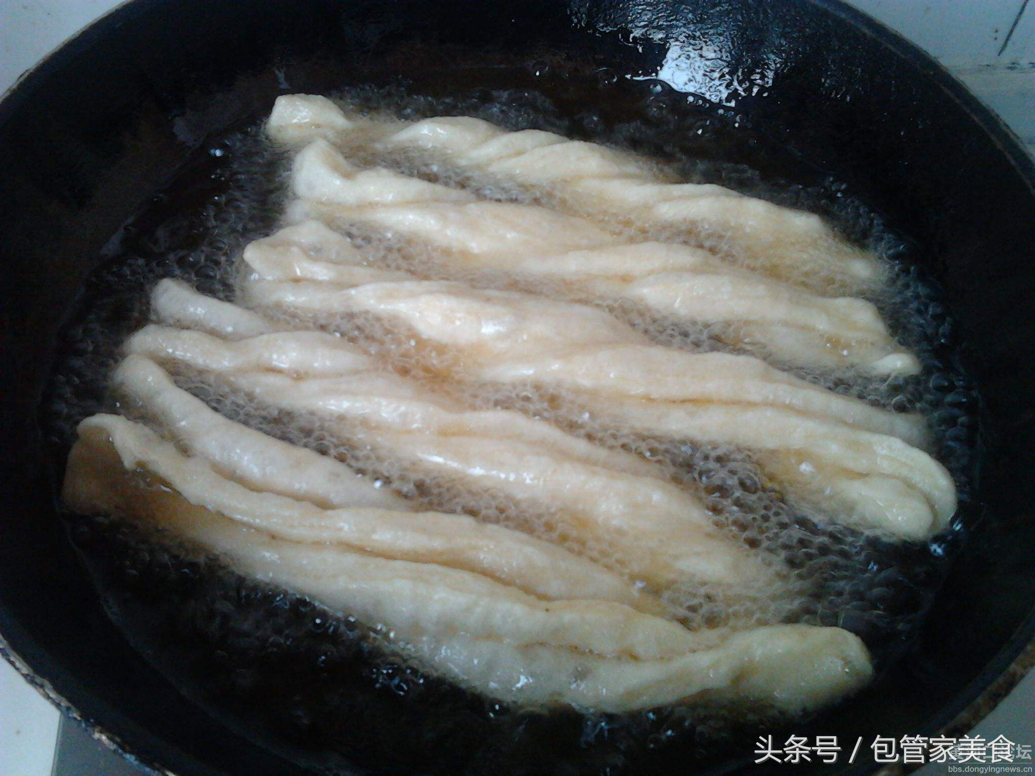 无矾油条怎么做酥脆松软,老式油条碱矾绝密配方十斤面做法