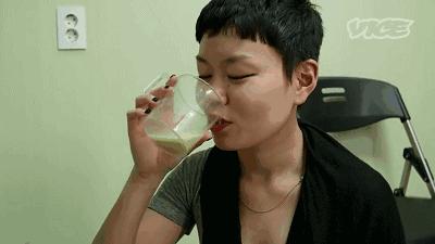 日本女记者品尝即将失传的屎酒！到最后还是吐了！
