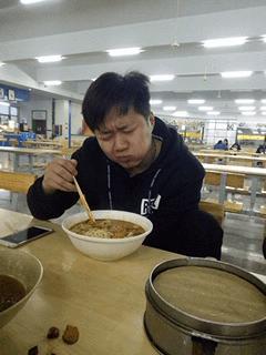 温馨的父子互动,父子俩的日常互动