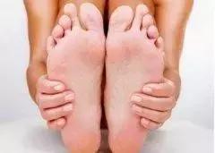脚开裂脱皮是什么原因怎么治,脚缝里烂了脱皮是什么原因