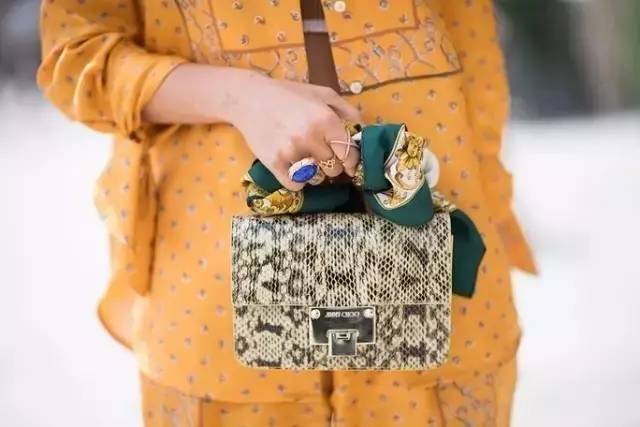 丝巾如何修复包带,包包带坏了如何用丝巾修复