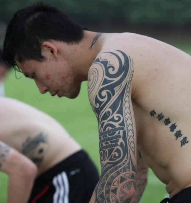 中国国脚的霸气纹身,郑智纹身感人,权健核心同花顺纹身抢眼