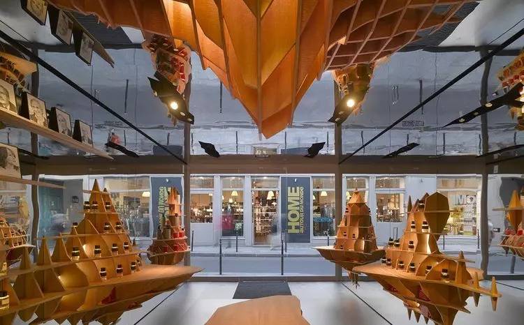 展翅腾飞的香水店