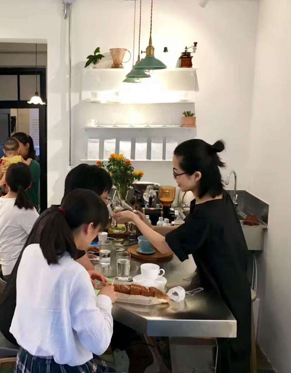 他将厦门的民宅改造成烘焙馆，每周邀请100位陌生人喝精品咖啡