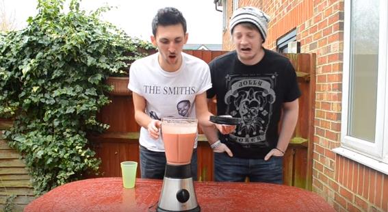 重口新高度！两男子“将活蛆搅碎后饮用”，看完我再也不想吃饭了