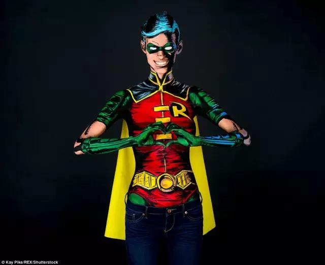 跪着看吧，她的人体彩绘绝了