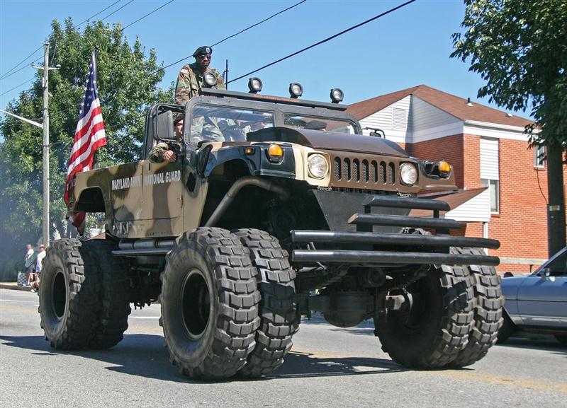 *用军**汽车，*用军**车辆中的运输汽车，用来运送前方物资和人员